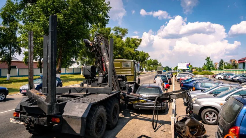 Лесавоз у Светлагорску разбіў пяць прыпаркаваных машын (фота, відэа)