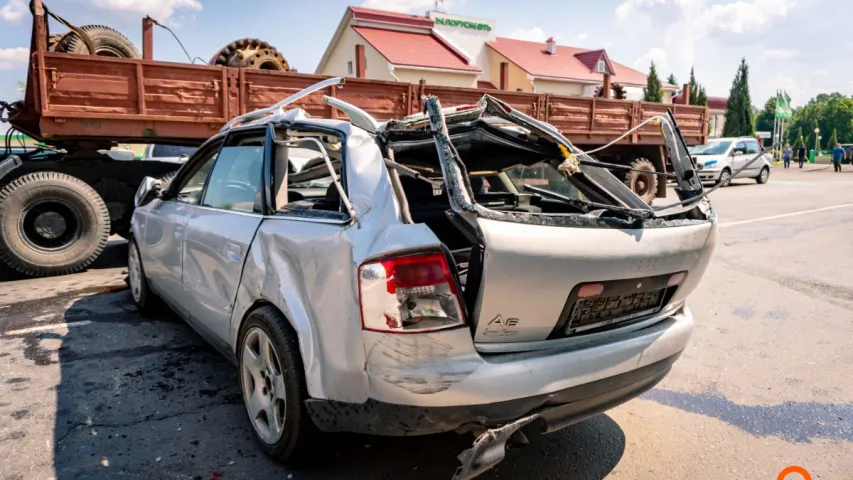 Лесавоз у Светлагорску разбіў пяць прыпаркаваных машын (фота, відэа)