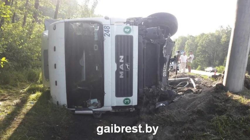 Пад Брэстам на фуры перакуліўся п'яны дальнабойшчык (фота)