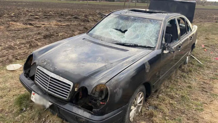 Пад Мінскам невядомыя разграмілі прыпаркаваны Mercedes