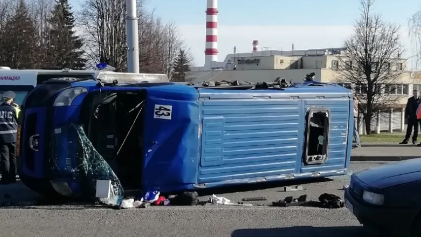 Пасажыры маршруткі ў Магілёве атрымалі траўмы пры сутыкненні з грузавіком