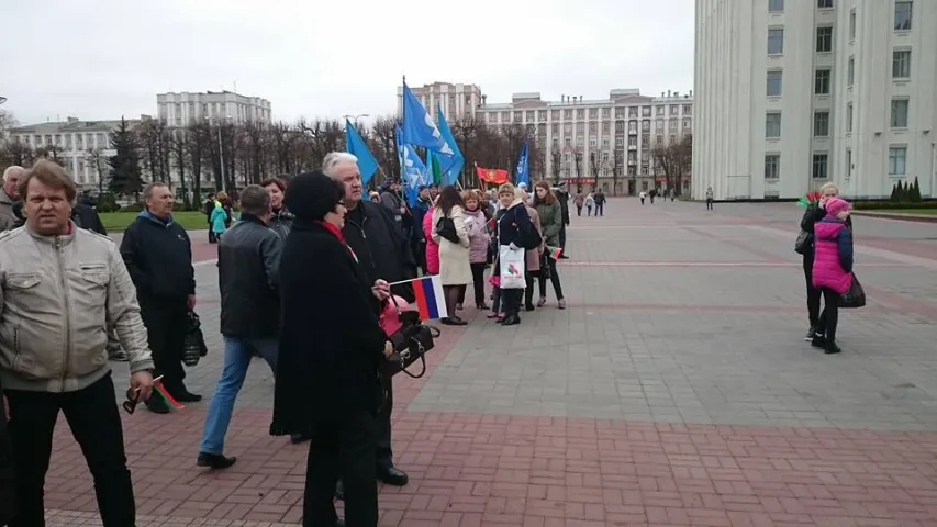 Фотафакт: У Магілёве на афіцыйным Першамаі раздавалі расійскія трыкалоры