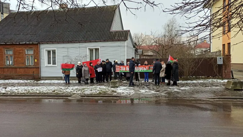 У Брэсце да консульства Польшчы прыйшлі людзі з чырвона-зялёнымі сцягамі