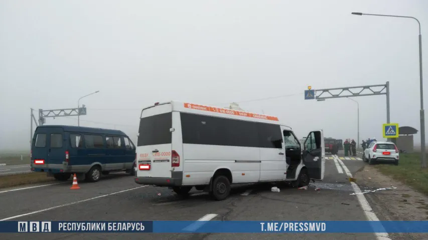 У Пухавіцкім раёне ў моцны туман у ДТЗ трапіла маршрутка, 8 пацярпелых