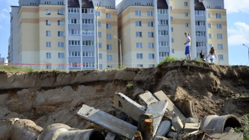 У Магілёве дождж разбурыў ліўневы калектар (фота)