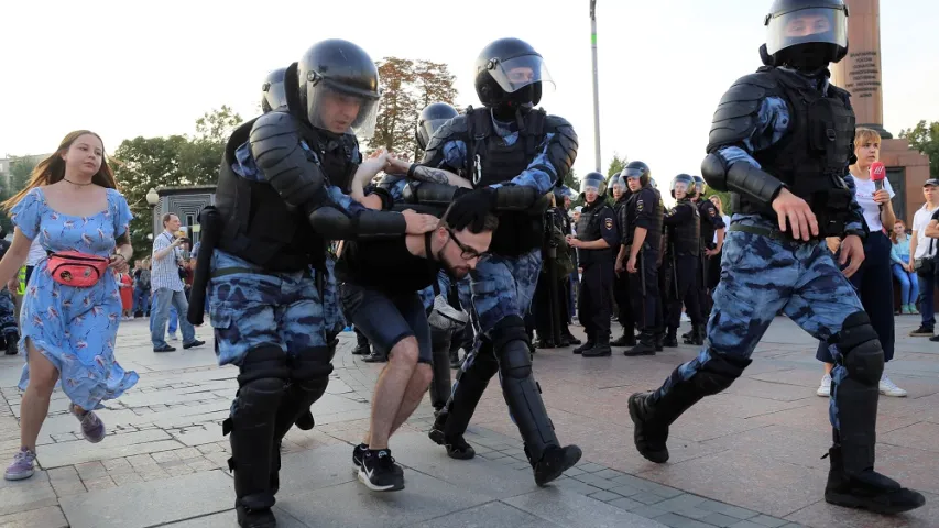 Пратэсты ў Маскве скончыліся жорсткімі затрыманнямі амаль 800 чалавек