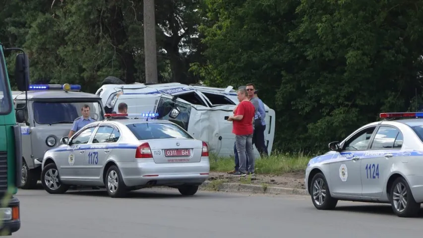 У Баранавічах аўтамабіль міліцыі спяшаўся на выклік і перакуліўся