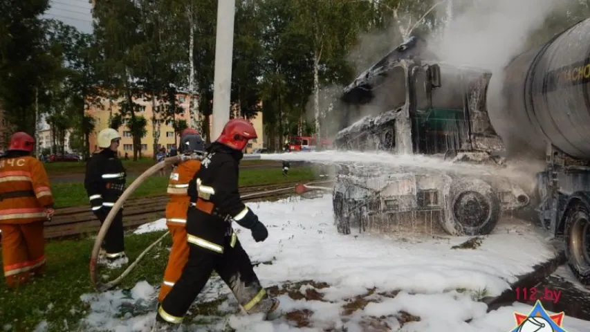 У Наваполацку грузавік са звадкаваным газам урэзаўся ў дрэва