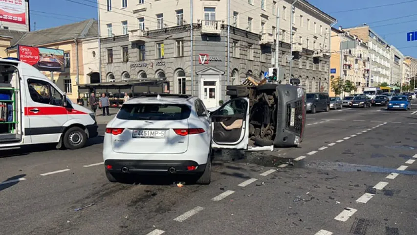 На Нямізе ў Мінску жорстка сутыкнуліся грузавік з прадуктамі і пазадарожнік