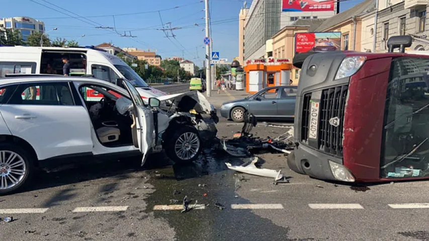 На Нямізе ў Мінску жорстка сутыкнуліся грузавік з прадуктамі і пазадарожнік