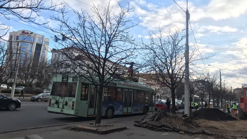 На Нямізе ў Мінску — вялізны затор: абарваліся тралейбусныя драты (фота)