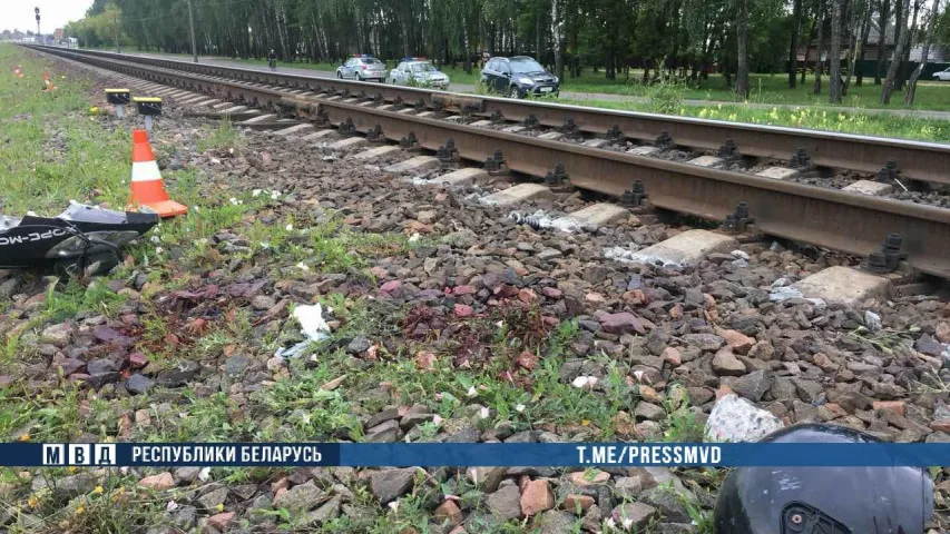 У Шклове школьнік на скутары трапіў пад грузавы цягнік, яму адарвала ногі