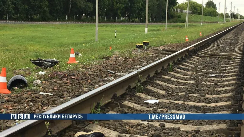 У Шклове школьнік на скутары трапіў пад грузавы цягнік, яму адарвала ногі