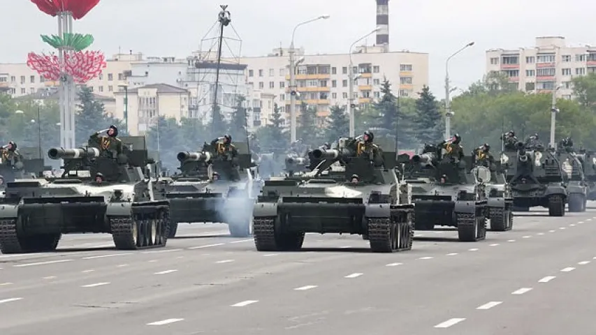 Парад на Дзень незалежнасці: танкі, трактары ў брылях, сасіскі і дываны