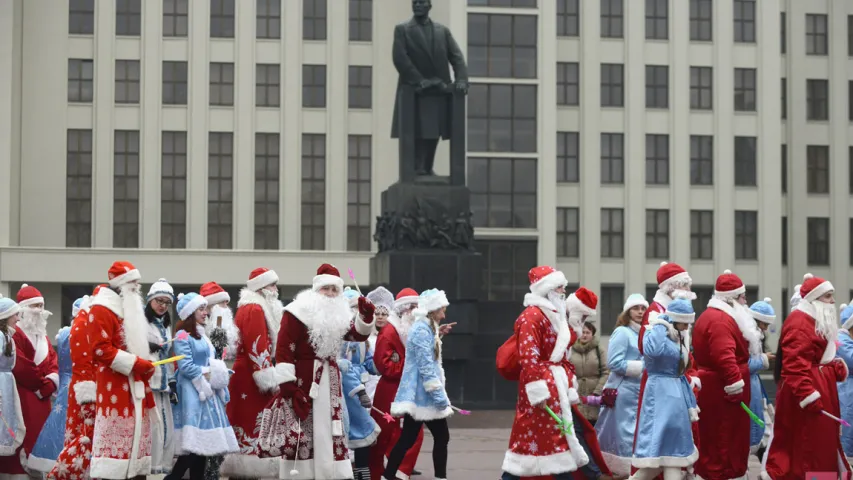 У Мінску прайшло шэсце Дзядоў Марозаў і Снягурак (фота, відэа)