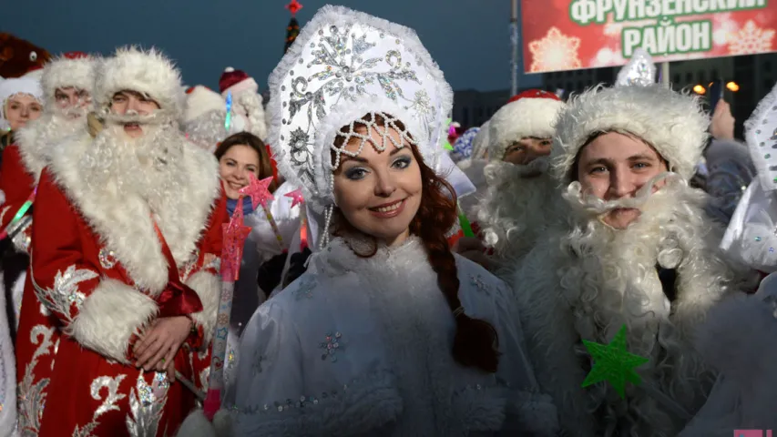 У Мінску прайшло шэсце Дзядоў Марозаў і Снягурак (фота, відэа)