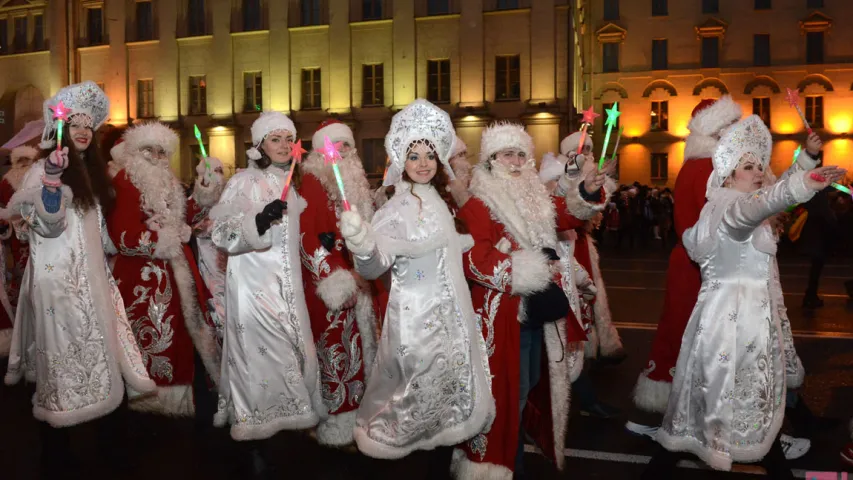 У Мінску прайшло шэсце Дзядоў Марозаў і Снягурак (фота, відэа)