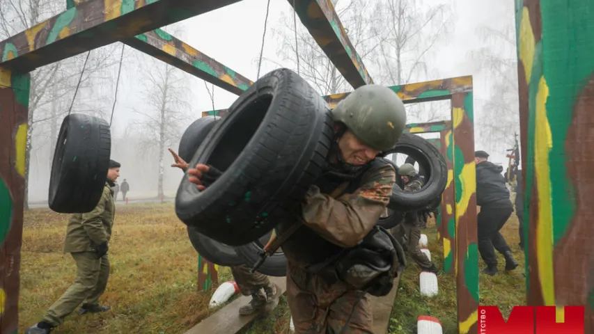 Кроў на твары мінскага амапаўца: сілавікі змагаліся за чорны берэт