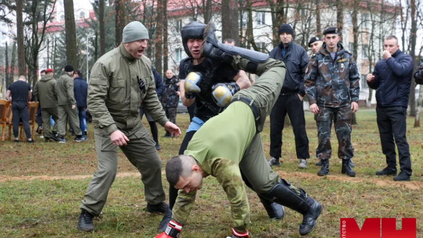 Кроў на твары мінскага амапаўца: сілавікі змагаліся за чорны берэт