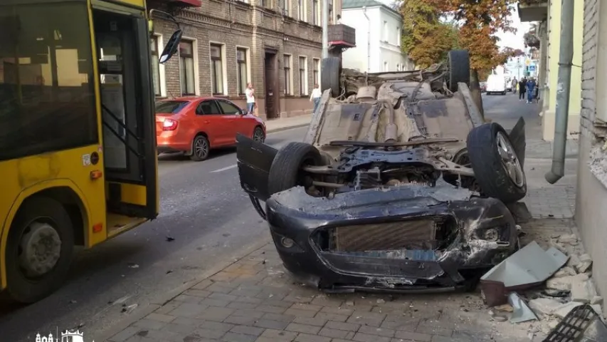 З'явілася відэа, як у цэнтры Гродна Ford абганяў аўтобус і перакуліўся