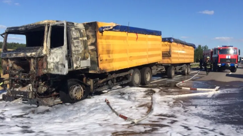 На трасе пад Мінскам загарэўся грузавік з пілавіннем