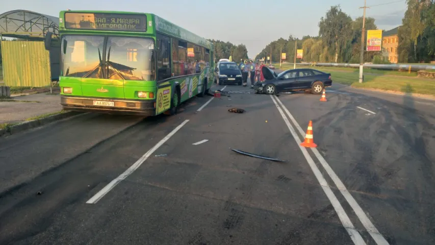 П'яны пінчук на легкавушцы ўрэзаўся ў аўтобус на прыпынку (фота)