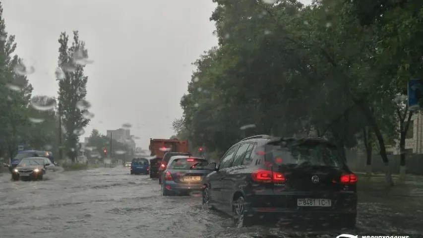 Моцная залева ў Пінску: людзі плавалі па вуліцах у лодцы (відэа)