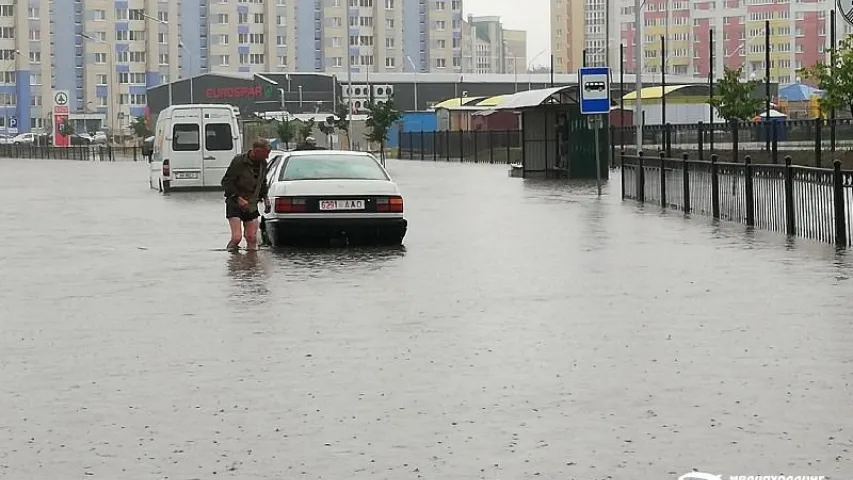 Моцная залева ў Пінску: людзі плавалі па вуліцах у лодцы (відэа)