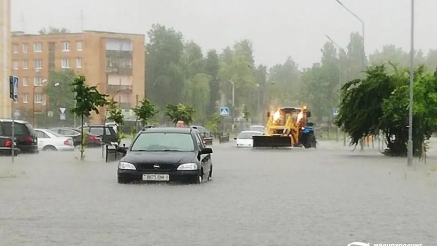 Моцная залева ў Пінску: людзі плавалі па вуліцах у лодцы (відэа)