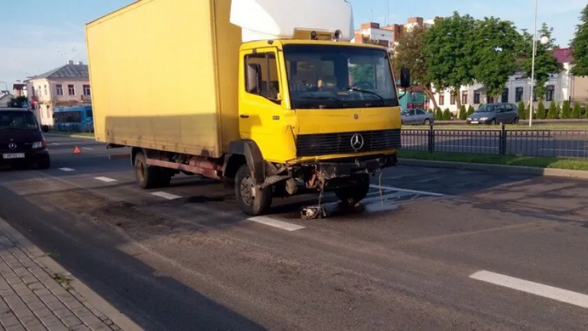 У Пінску грузавік "Мерсэдэс" урэзаўся ў міліцэйскую машыну 