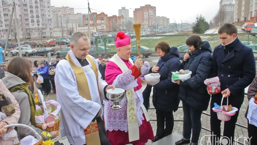 Каталіцкія біскупы дабраславілі велікодныя стравы (фота)