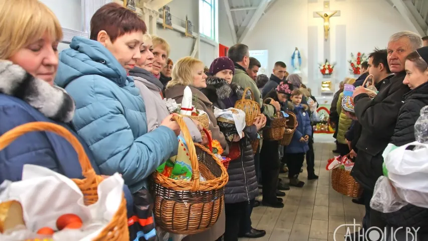 Каталіцкія біскупы дабраславілі велікодныя стравы (фота)