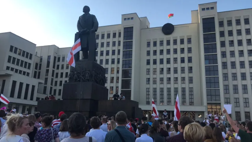 На плошчы Незалежнасці ў Мінску зноў сабраліся людзі. Стрым