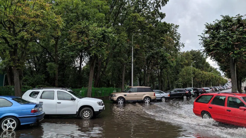 Моцны дождж затапіў плошчу Перамогі ў Мінску (фота)