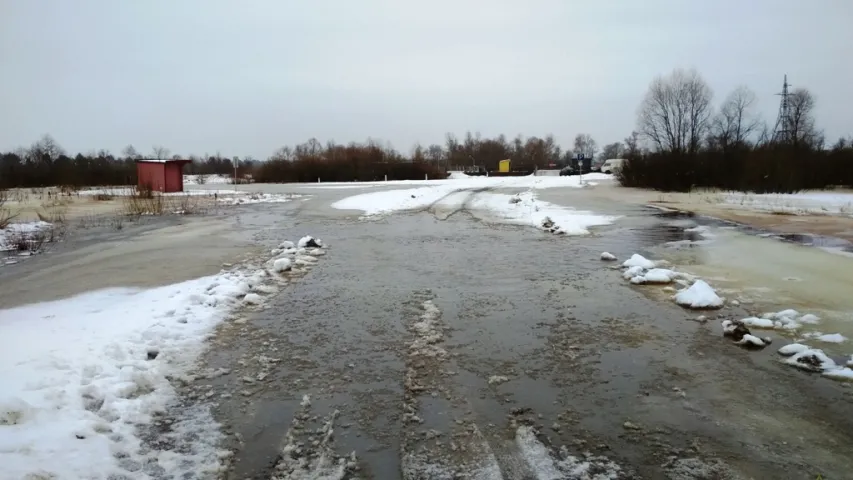 Каля Петрыкава падтапіла ўчасткі аўтадарог да паромных пераправаў праз Прыпяць