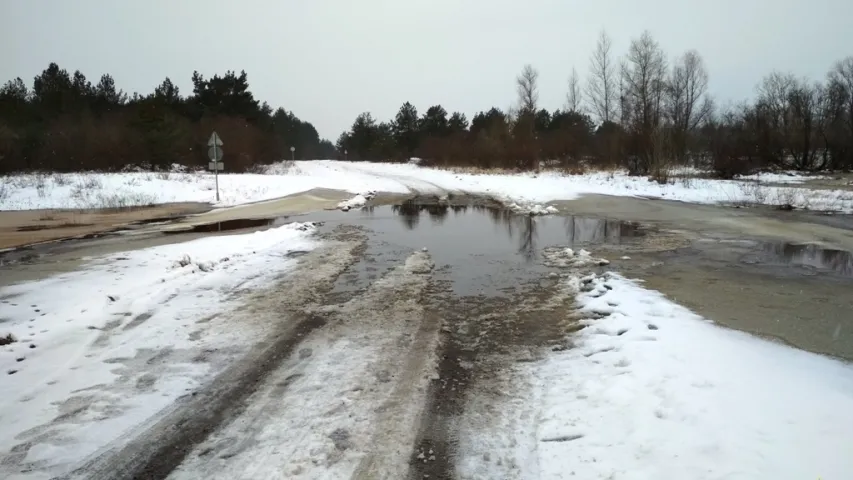 Каля Петрыкава падтапіла ўчасткі аўтадарог да паромных пераправаў праз Прыпяць