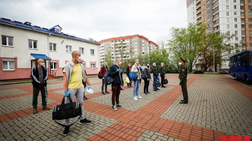 Мінскіх прызыўнікоў адправілі ў войска ў масках і пальчатках