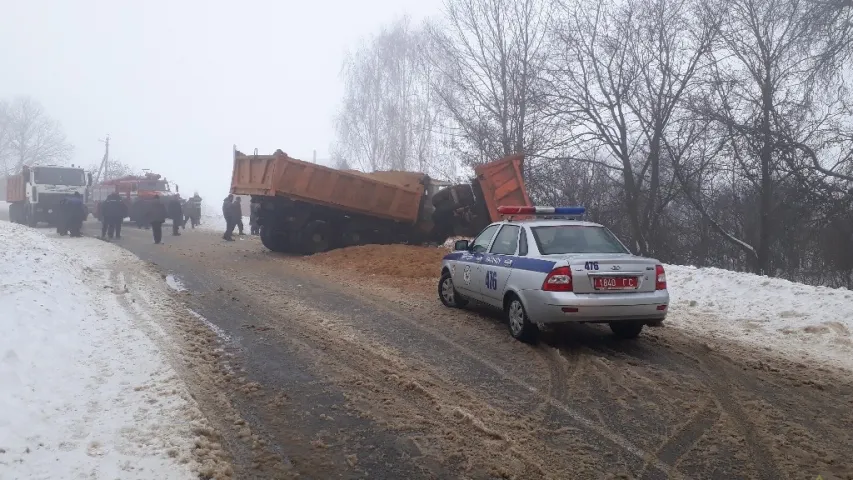 Пад Рагачовам улабавую сутыкнуліся два МАЗы (фота, відэа)