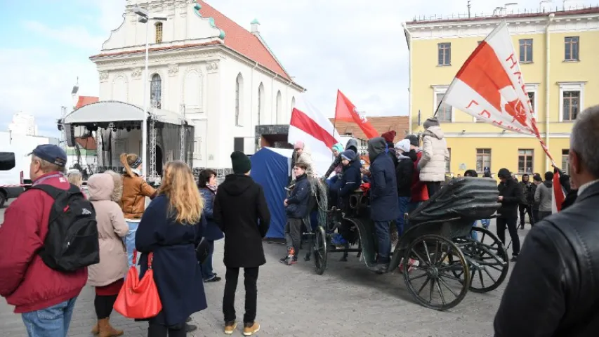 На Плошчы Свабоды ў Мінску прыхільнікі Статкевіча распалілі вогнішча