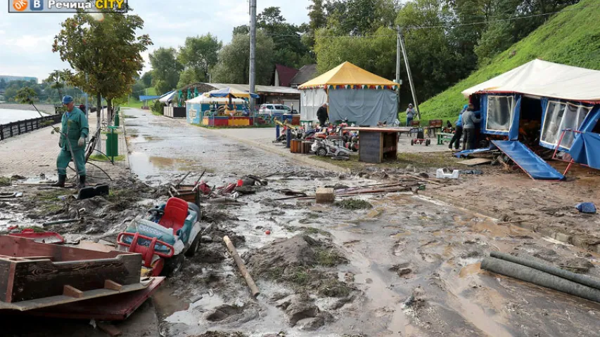 Залева ў Рэчыцы змыла гандлёвы павільён на набярэжнай і затапіла рынак