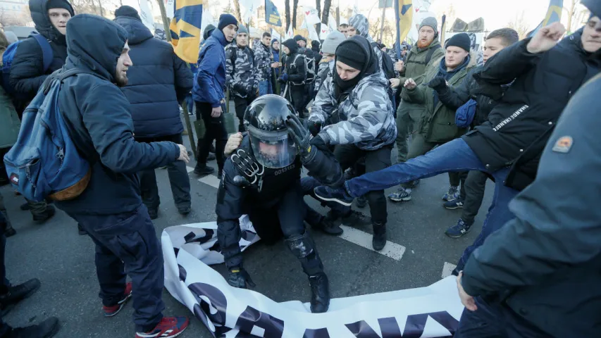 Сутычкі ў Кіеве з-за рынку зямлі: зялёнка і кіі супраць слёзацечнага газу