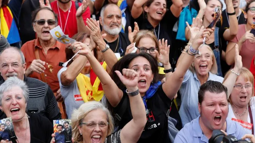 Як у Барселоне святкуюць абвяшчэнне незалежнасці Каталоніі (фота)