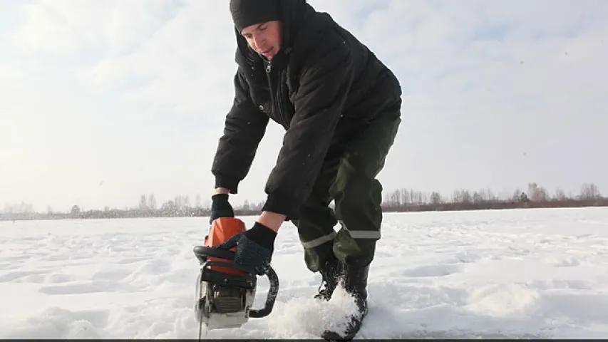 У Гомельскай вобласці рыбу ў рэках ратуюць ад кіслароднага галадання (фота)