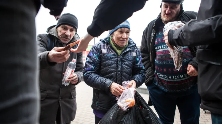 Напярэдадні Новага года ў Мінску валанцёры раздавалі ежу бяздомным (фота)