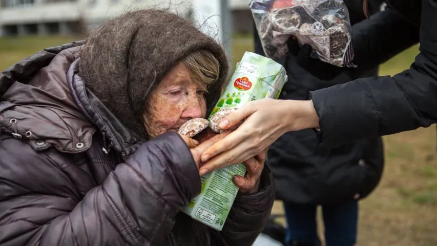 Напярэдадні Новага года ў Мінску валанцёры раздавалі ежу бяздомным (фота)