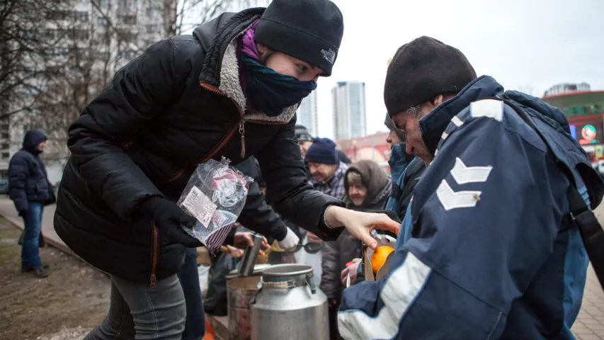 Напярэдадні Новага года ў Мінску валанцёры раздавалі ежу бяздомным (фота)