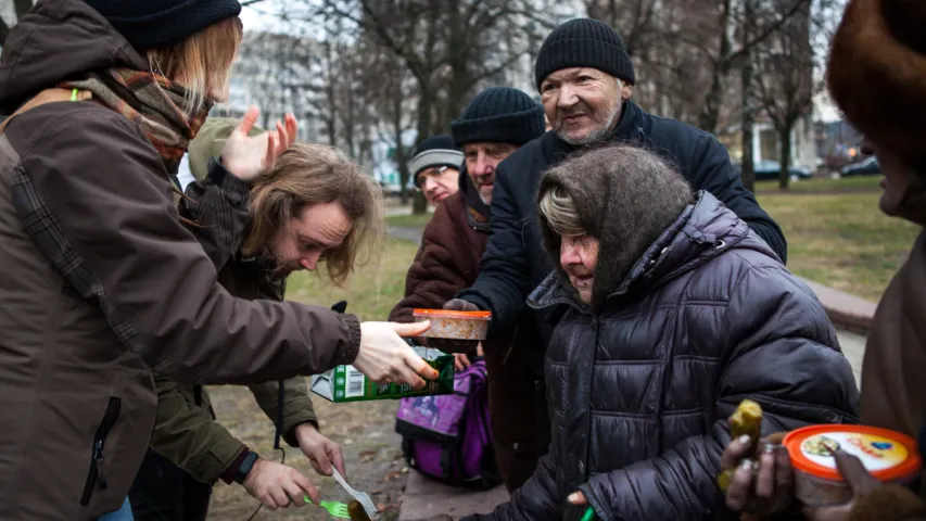 Напярэдадні Новага года ў Мінску валанцёры раздавалі ежу бяздомным (фота)