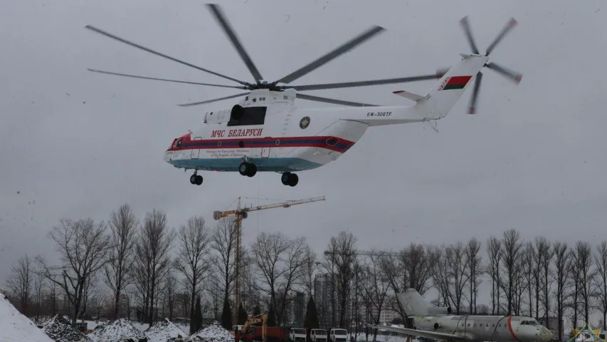 Верталёт МНС нёс над Мінскам фюзеляж самалёта Як-40 (фота, відэа)