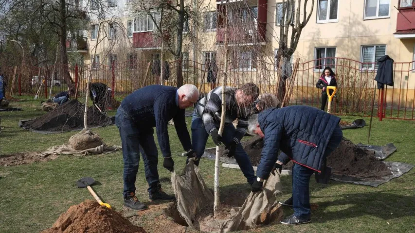 Кочанова, глава Минска и администрации президента вышли на субботник без масок