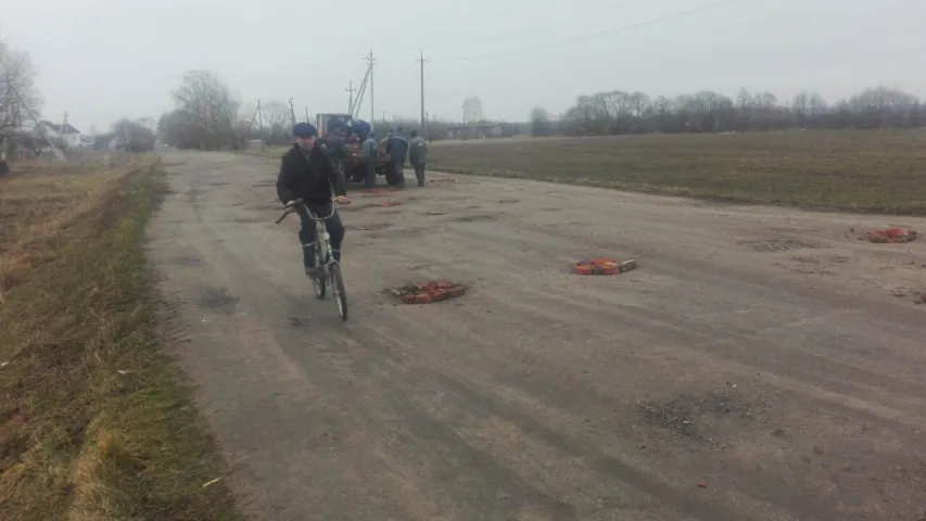 У Чэрвенскім раёне ямы на дарозе "парамантавалі" цэглай